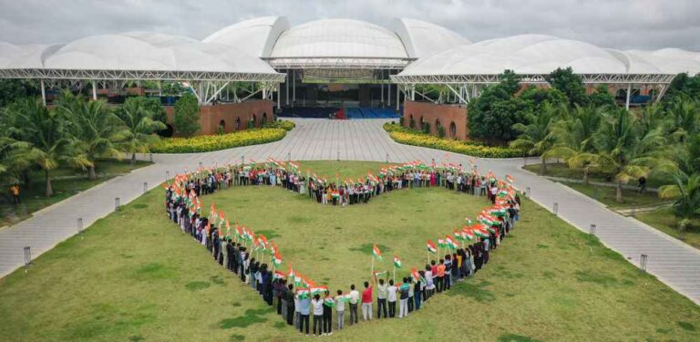 Youth-from-across-the-world-waved-the-Indian-National-Flag-3